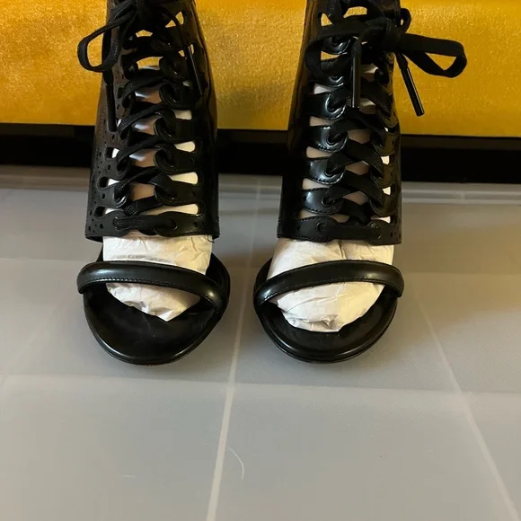 Burberry Black Heels Sophisticated Style